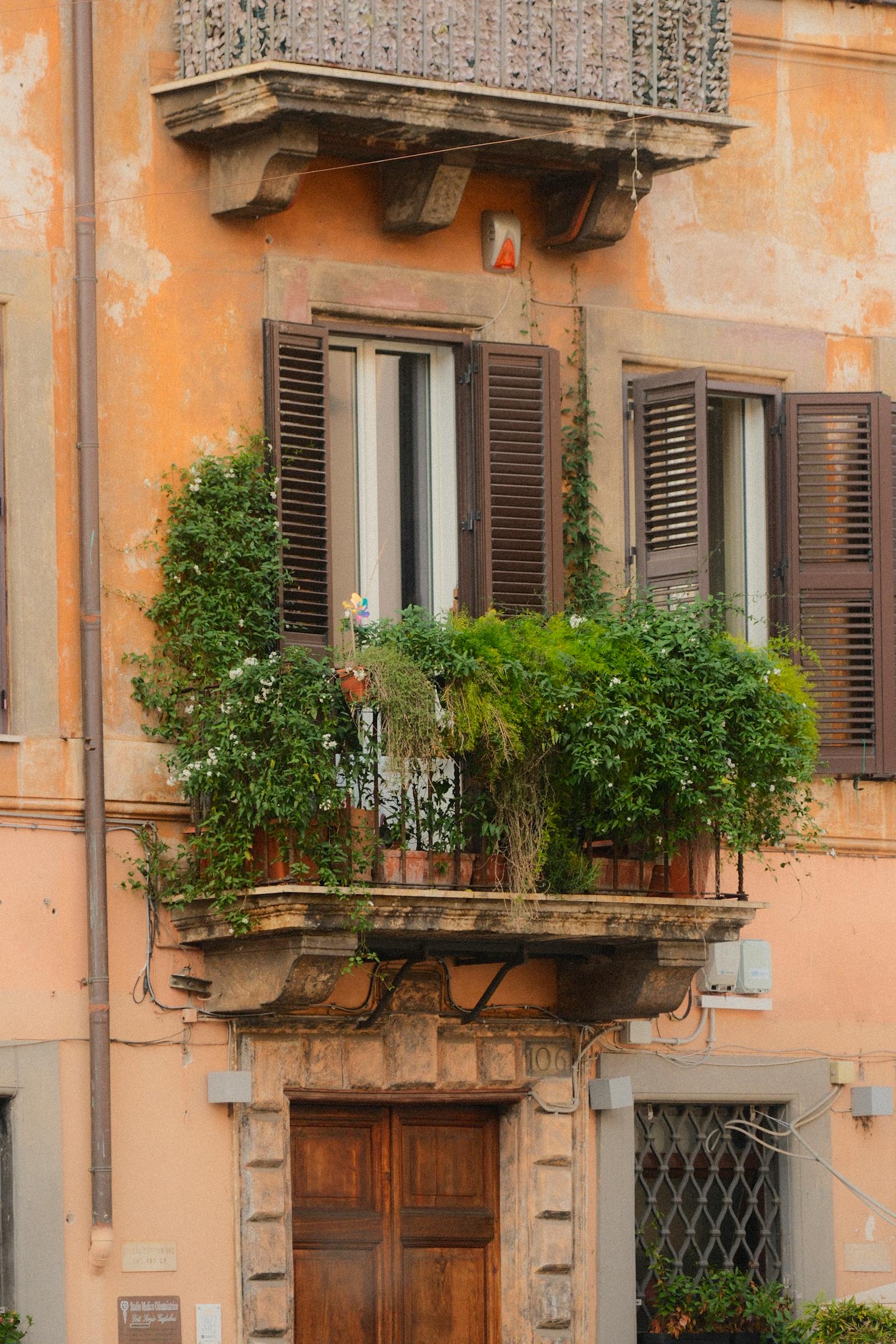 Balcony Railing Planters: How to Choose and Hang Them Safely